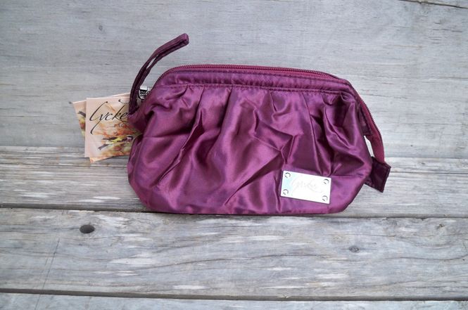 Huvudbild Vinröd Sminkväska Lycke