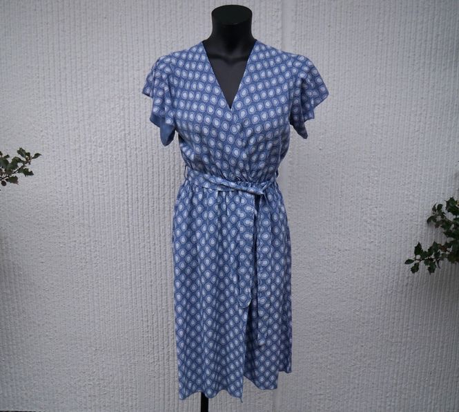 Huvudbild Mönstrad omlottklänning Jeansblå