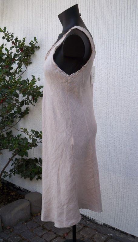 Beige Knälång Ärmlös Linneklänning. Made in Italy