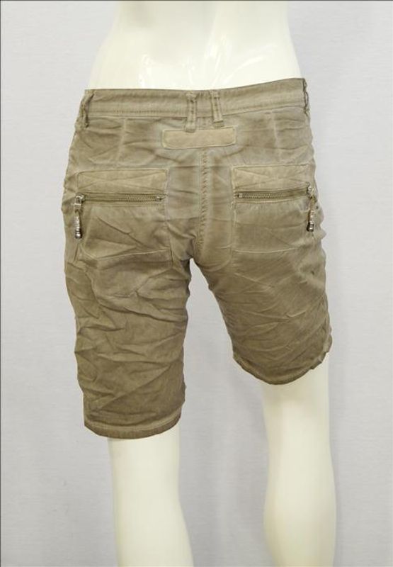 Shorts med dragkedjor. Khakibeige