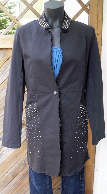 Huvudbild Mörkgrå lång jacka med nitar