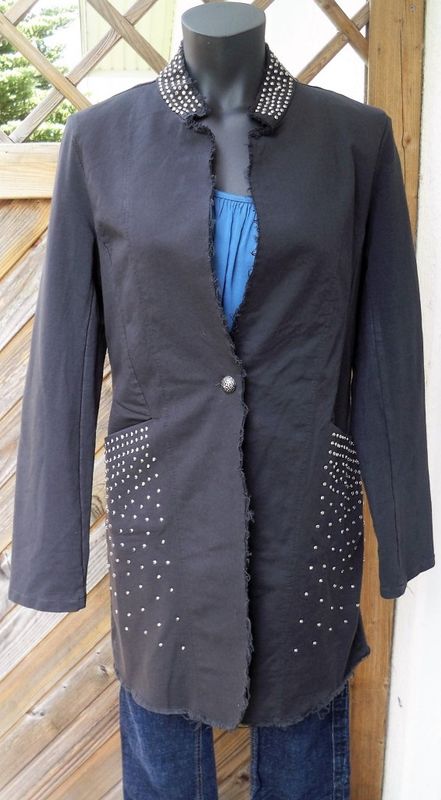 Mörkgrå lång jacka med nitar