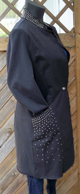 Mörkgrå lång jacka med nitar