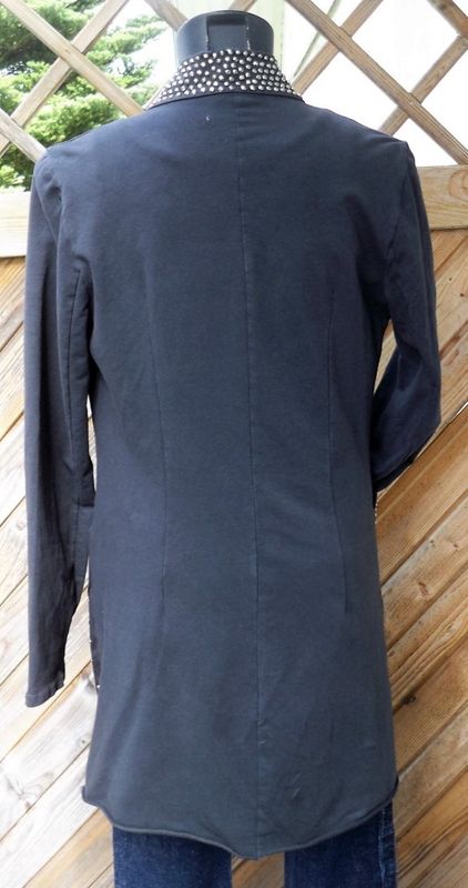 Mörkgrå lång jacka med nitar