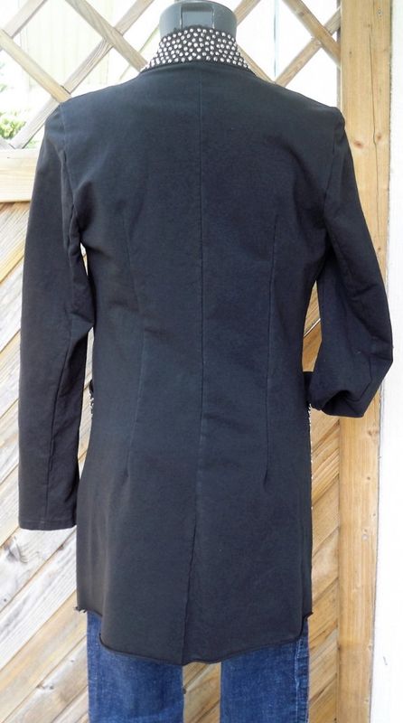 Svart lång jacka med nitar