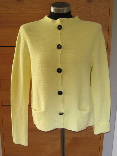 Huvudbild Gul Stickad Kofta Med Fickor