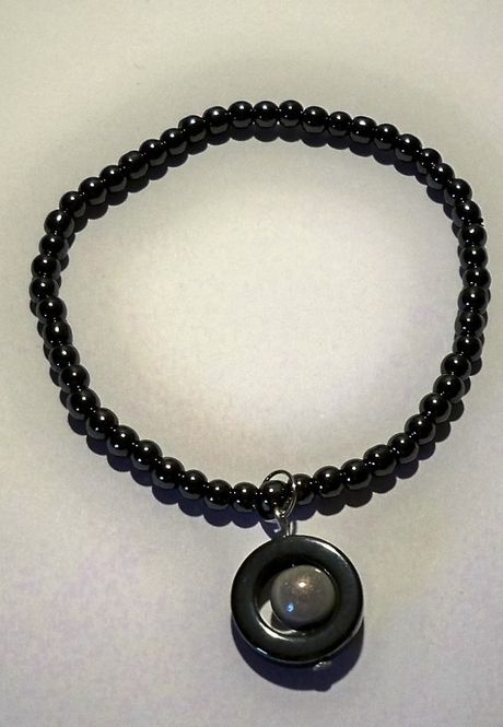 Huvudbild Elastiskt Armband Med Hänge Hematit Och Vit Pärla ...