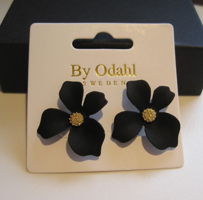 Huvudbild By Odahl Örhängen Svart Blomma