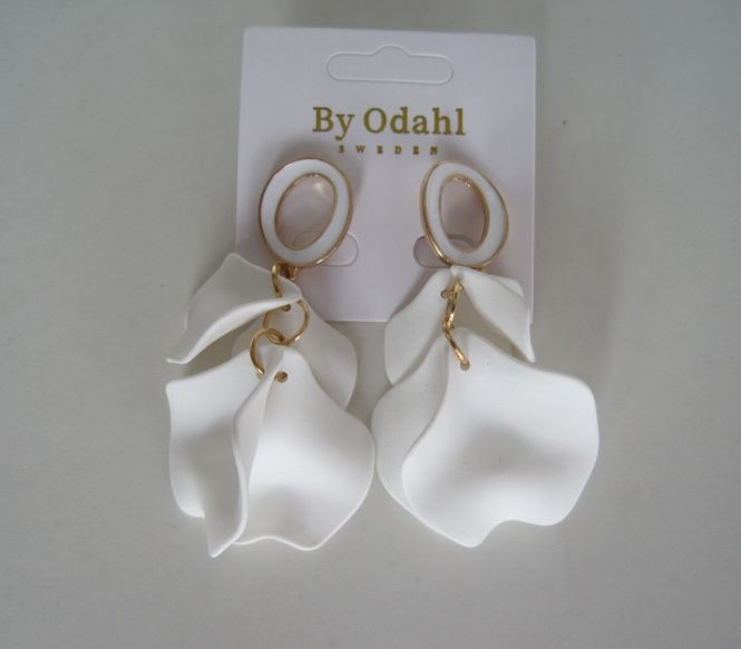 Huvudbild By Odahl Örhängen Vita Löv