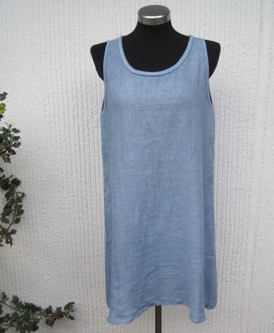 Huvudbild Jeansblå ärmlös knälång linneklänning