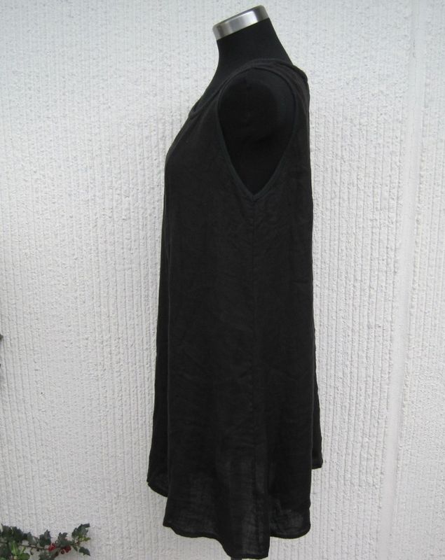 Svart ärmlös knälång linneklänning