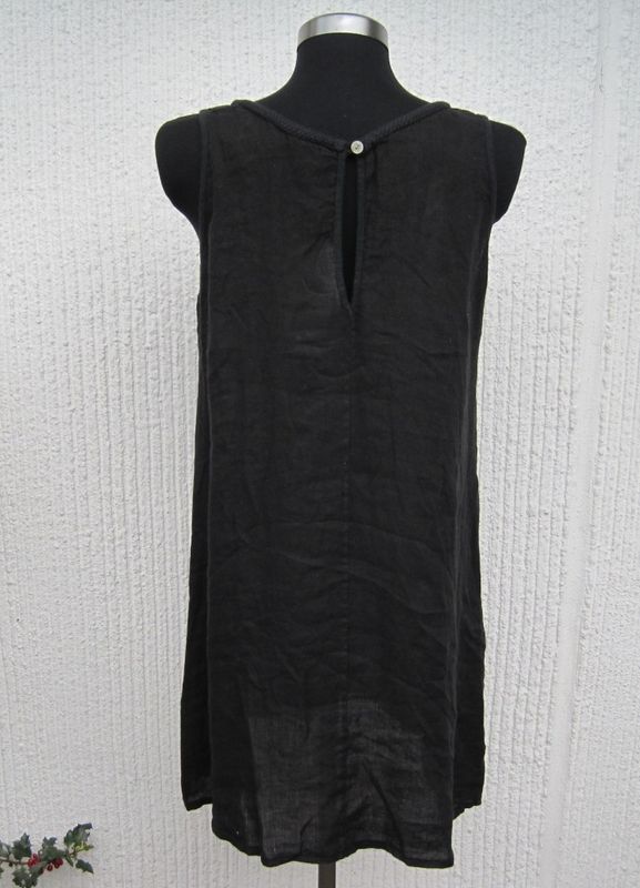 Svart ärmlös knälång linneklänning