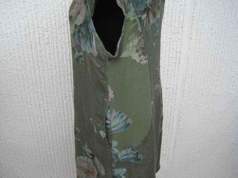 Kakigrön blommig linneklänning med holkärm Puro Lino