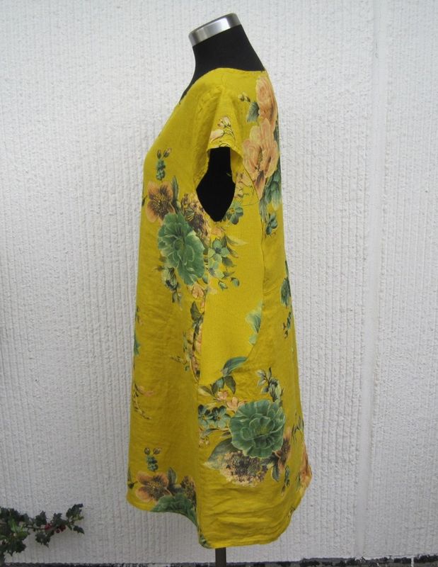 Gul blommig linneklänning med holkärm Puro Lino