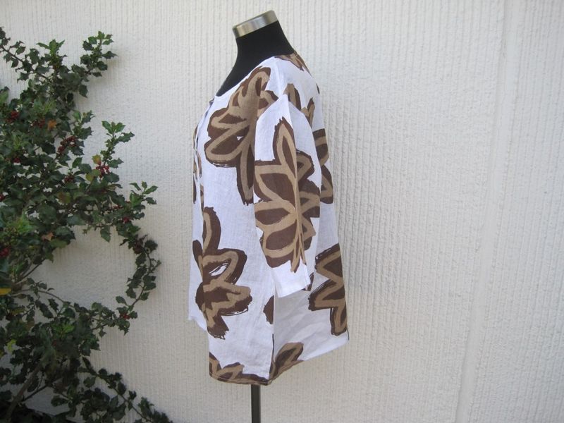 Vit linneblus med stora bruna blommor och halvlång ärm Puro Lino