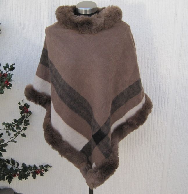Huvudbild Brun Poncho Med Ränder Och Pälskant