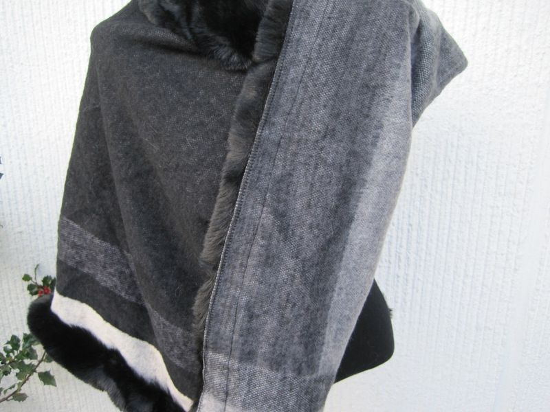 Svart Poncho Med Ränder Och Pälskant