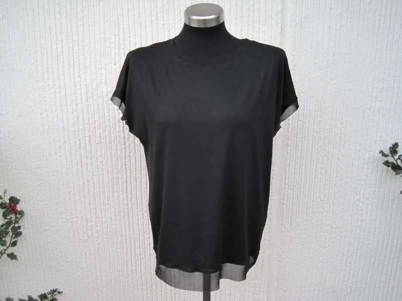 Svart viskosblus / topp med kort ärm och chiffongkant