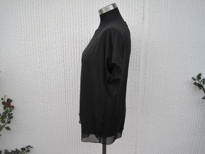 Svart viskosblus / topp med kort ärm och chiffongkant