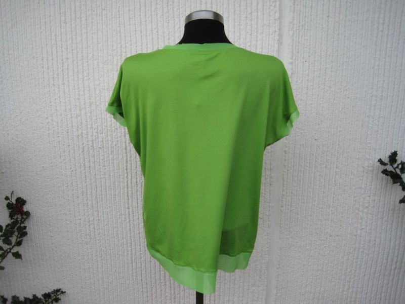 Kiwigrön viskosblus / topp med kort ärm och chiffongkant