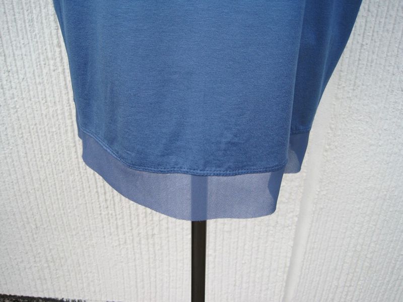 Jeansblå viskosblus / topp med kort ärm och chiffongkant