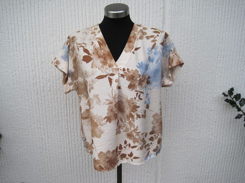 Blommig viskosblus med kort ärm. Natur / beige