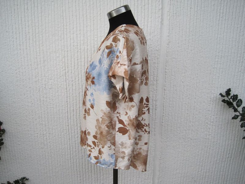 Blommig viskosblus med kort ärm. Natur / beige