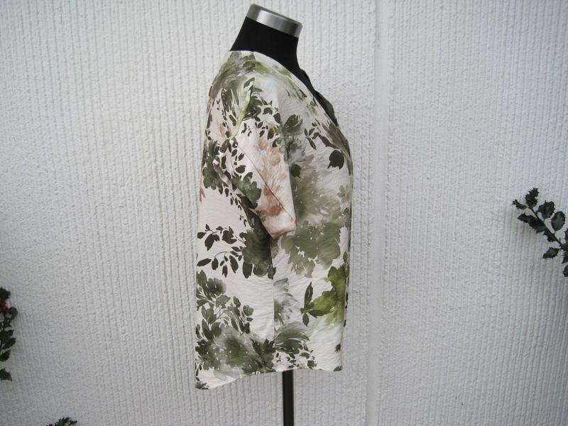 Blommig viskosblus med kort ärm. Natur / grön