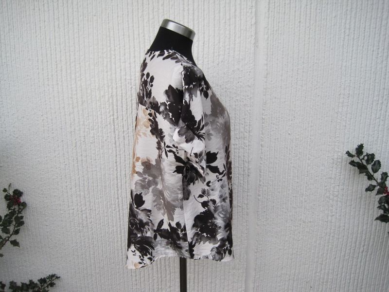 Blommig viskosblus med kort ärm. Natur / svart