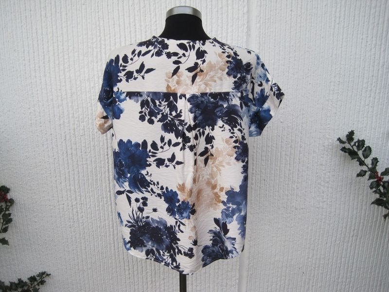 Blommig viskosblus med kort ärm. Natur / marinblå