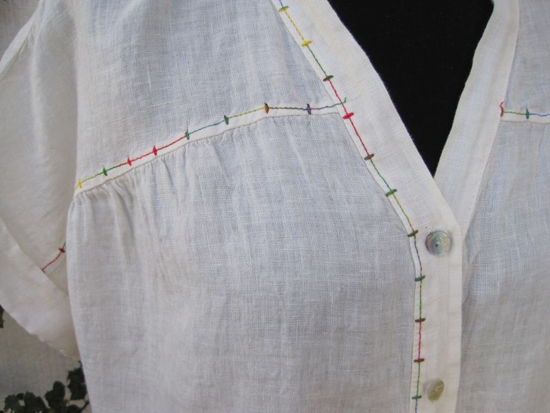 Beige V-ringad Linneblus Med Färgade Dekorsömmar