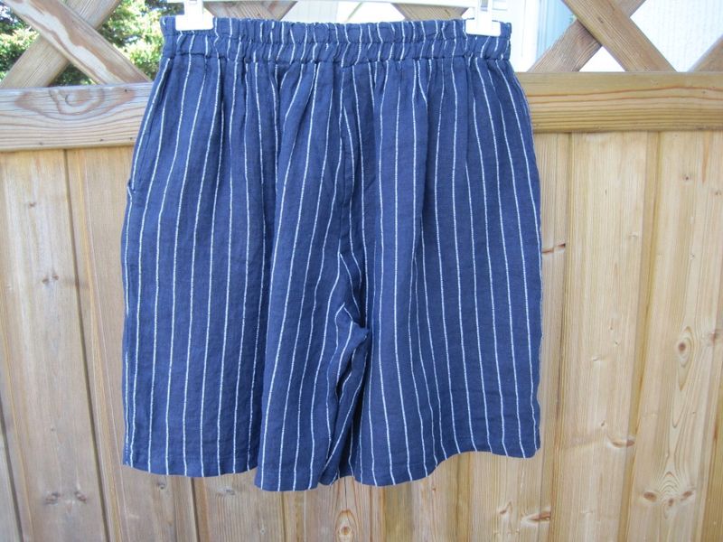 Knälånga Randiga Linneshorts Marinblå Vita