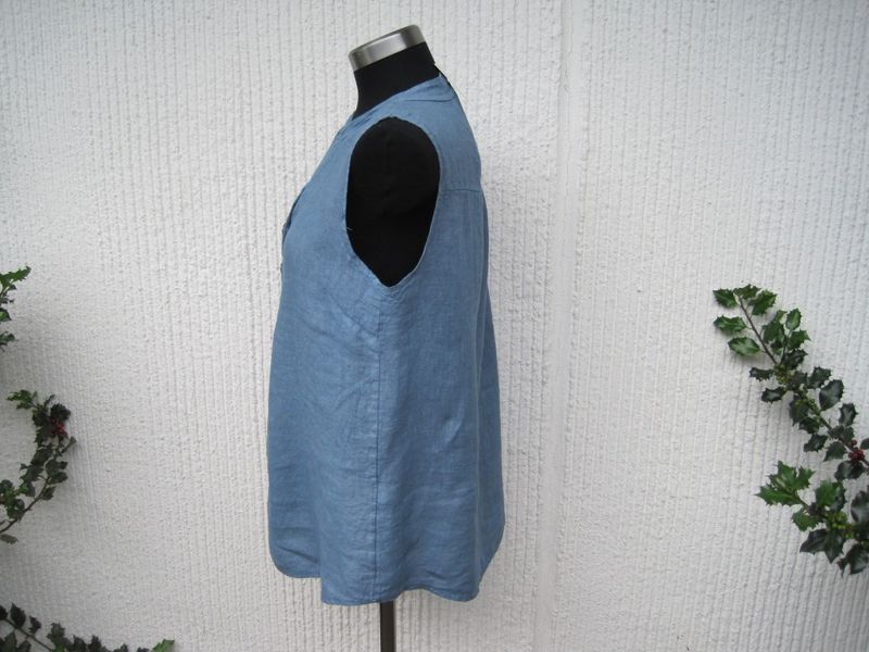 Jeansblå Ärmlös Linneblus. Made in Italy