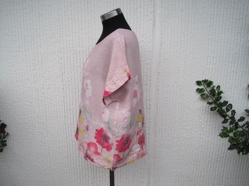 Rosa Linneblus med blommor. Puro Lino