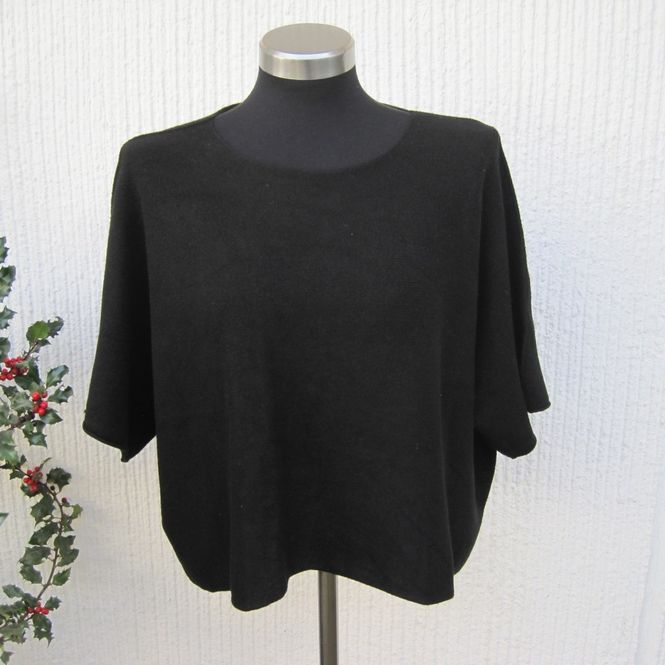 Huvudbild Svart Kort Ponchotröja Med Halvlång Ärm