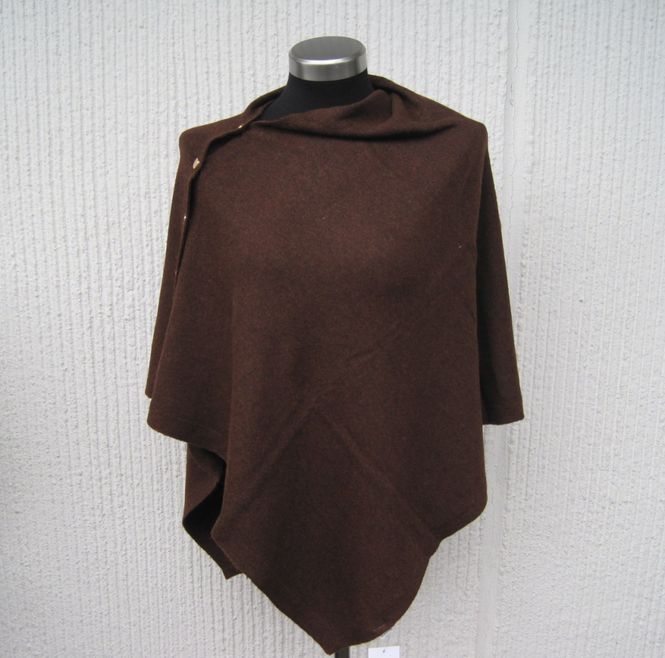 Huvudbild Brun Stickad Poncho Med Knappar